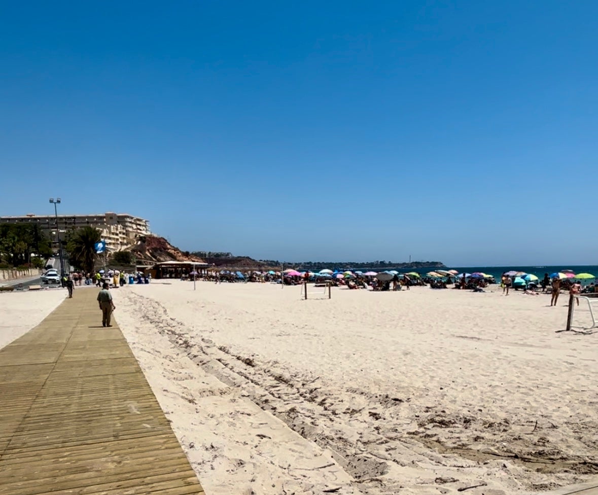 Reabre al baño la playa de La Glea, en Orihuela costa, tras los últimos análisis Reabre al baño la playa de La Glea, en Orihuela costa, tras los últimos análisis