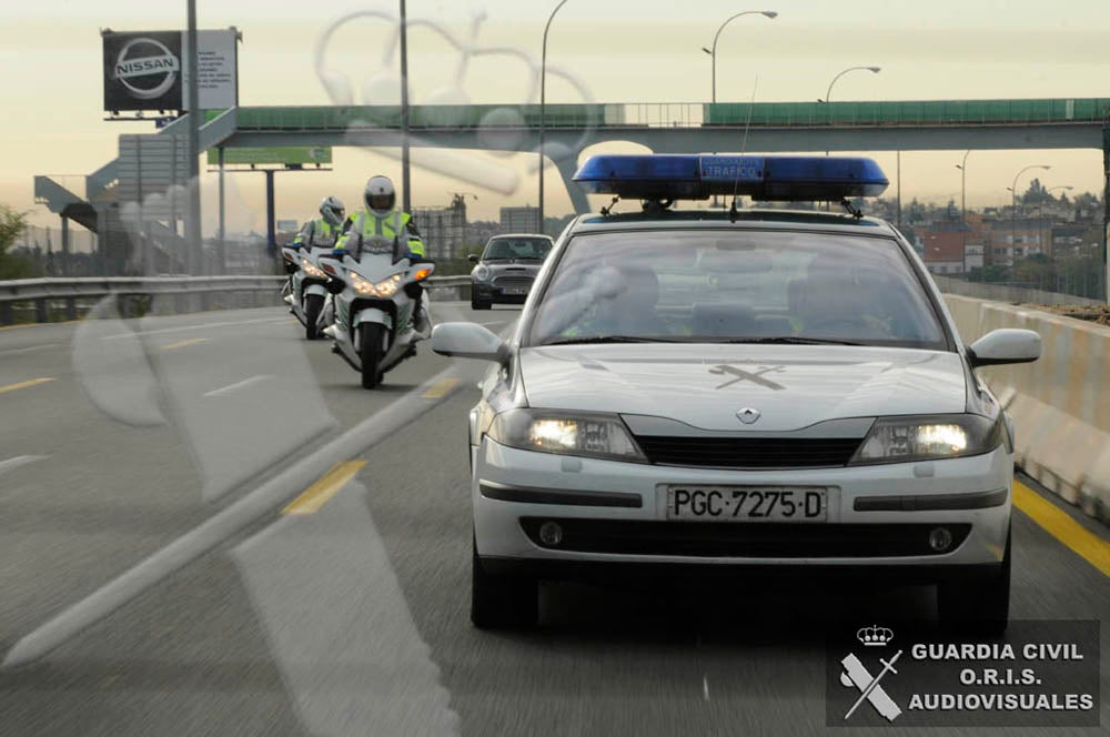 Investigan a un conductor con una niña al volante en sus rodillas en un vídeo subido a Instagram Investigan a un conductor con una niña al volante en sus rodillas en un vídeo subido a Instagram