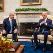 El primer Ministro israelí, Benjamin Netanyahu (i), habla con el presidente estadounidense, Joe Biden (d), durante una reunión bilateral en la Oficina Oval de la Casa Blanca/ EFE/Samuel Corum