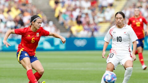 La centrocampista espa&ntilde;ola Aitana Bonmat&iacute; (i) disputa un bal&oacute;n contra la centrocampista japonesa Fuka Nagano/ EFE/ Miguel To&ntilde;a