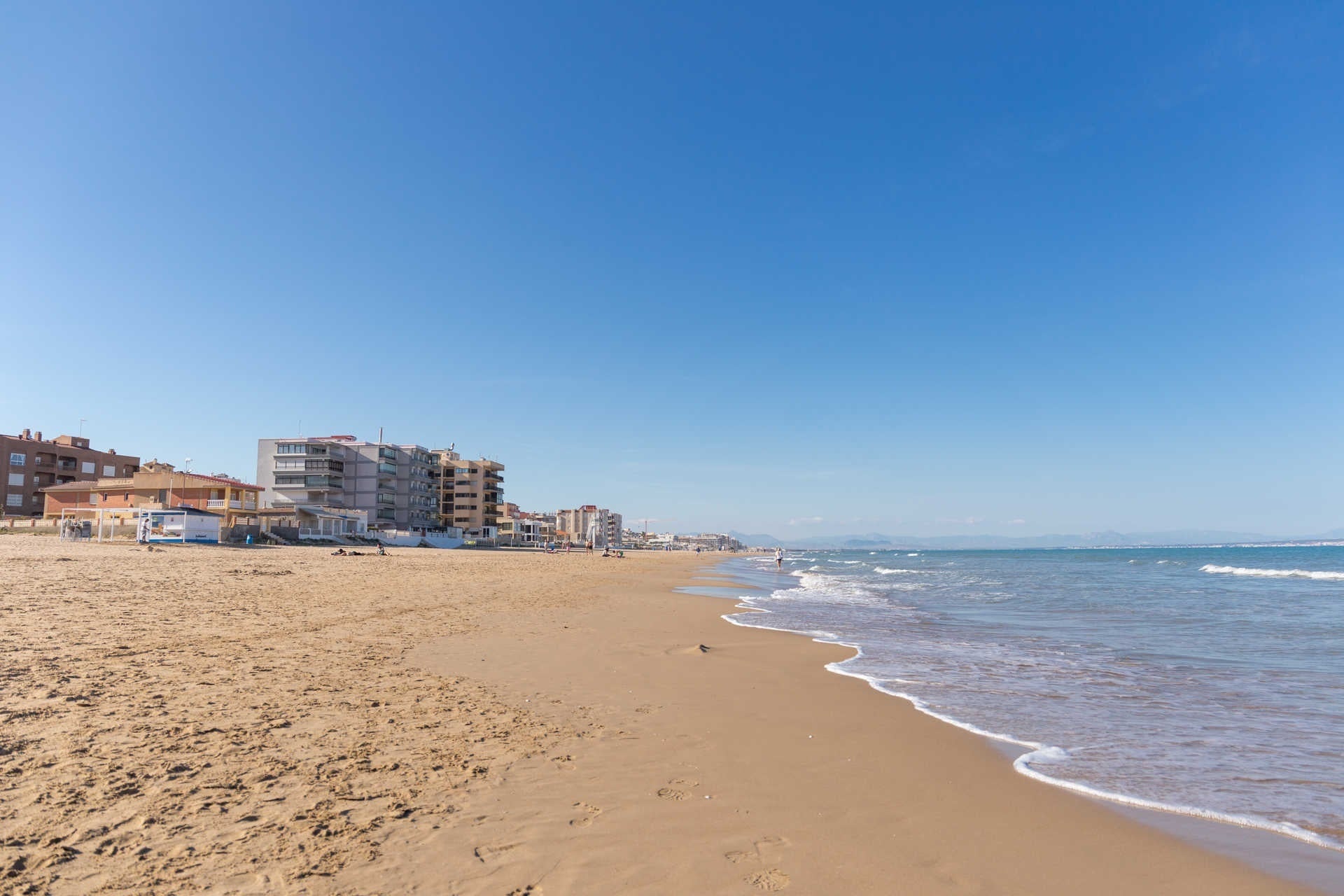 Muere un matrimonio en una playa de Alicante, él de un infarto y ella al socorrerle Muere un matrimonio en una playa de Alicante, él de un infarto y ella al socorrerle