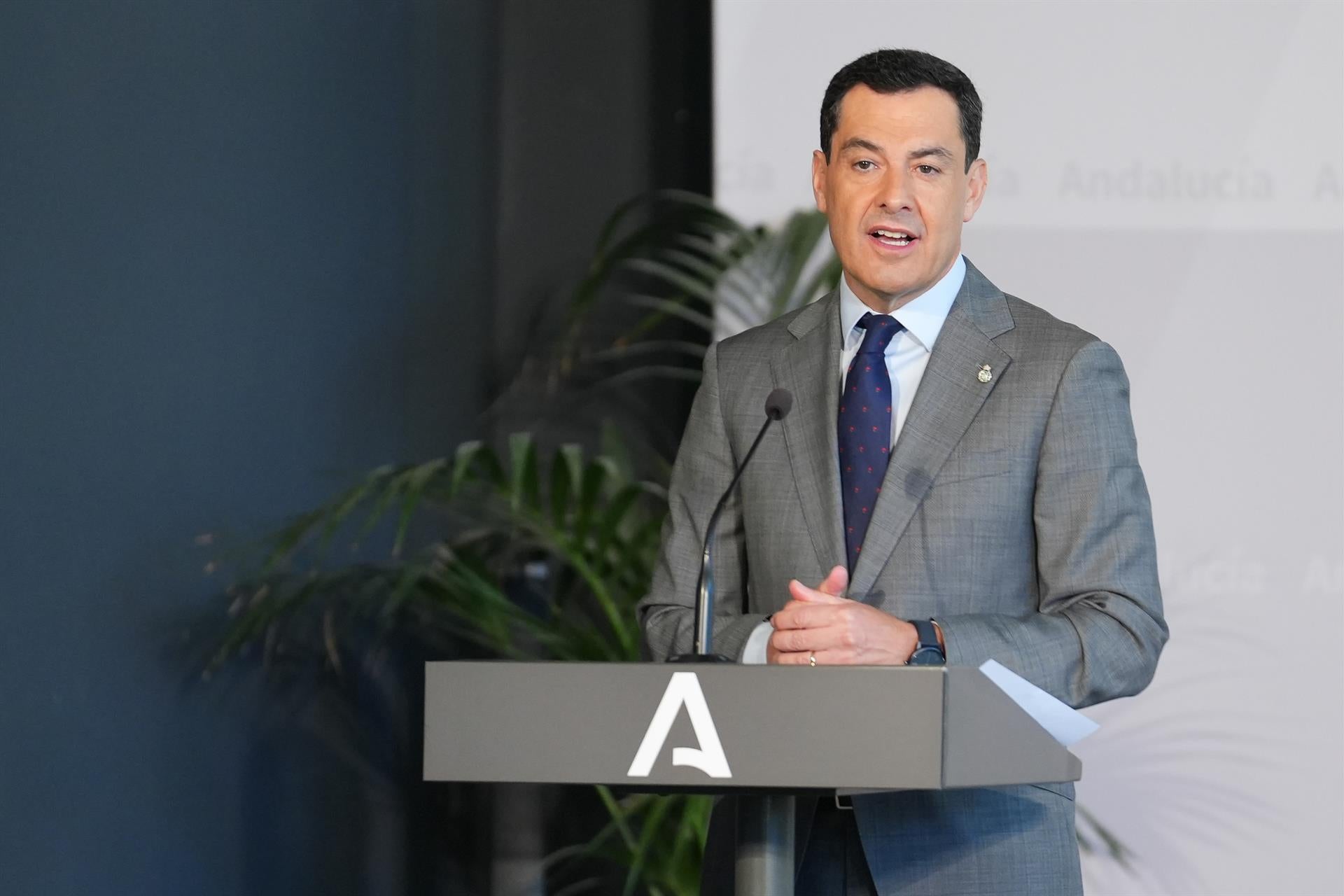 "Negocian sin luz y taquígrafo" la investidura de Illa dando "privilegios a Cataluña que se restan a Andalucía" "Negocian sin luz y taquígrafo" la investidura de Illa dando "privilegios a Cataluña que se restan a Andalucía"