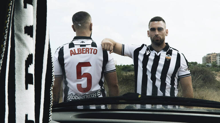 El Castellón recupera su diseño clásico en las camisetas El Castellón recupera su diseño clásico en las camisetas