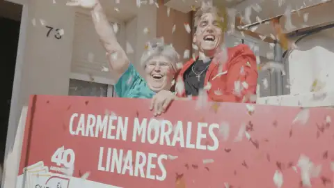 El artista Xuxo Jones entrega el premio Nescafé de 2.000 euros vitalicios al mes a una vecina de El Astillero, Cantabria, que gana la 40 edición del sorteo El artista Xuxo Jones entrega el premio Nescafé de 2.000 euros vitalicios al mes a una vecina de El Astillero, Cantabria, que gana la 40 edición del sorteo