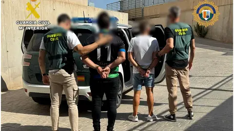 Agentes de la Guardia Civil con los detenidos en Santa Pola. Agentes de la Guardia Civil con los detenidos en Santa Pola.