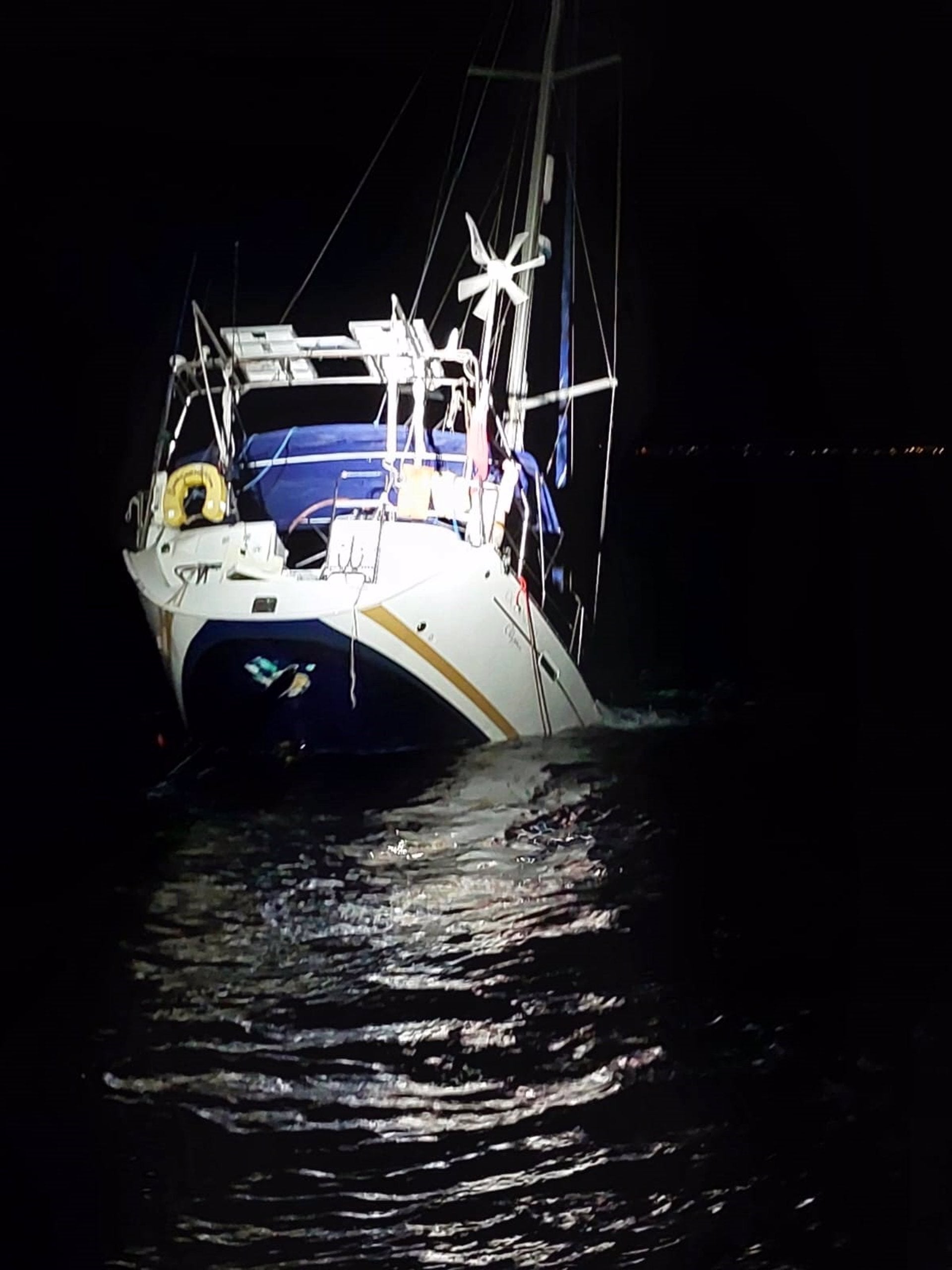 Salvamento rescata a tres personas en el Estrecho al hundirse su velero por interacción con orcas Salvamento rescata a tres personas en el Estrecho al hundirse su velero por interacción con orcas
