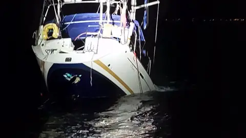 El velero Bonhomme William hudiéndose en el Estrecho tras una interacción con Orcas. El velero Bonhomme William hudiéndose en el Estrecho tras una interacción con Orcas.
