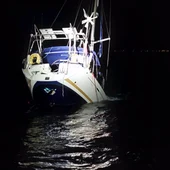 El velero Bonhomme William hudiéndose en el Estrecho tras una interacción con Orcas. El velero Bonhomme William hudiéndose en el Estrecho tras una interacción con Orcas.