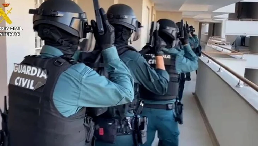 La Guardia Civil detuvo a dos albaneses que robaban en villas de Ibiza y Mallorca La Guardia Civil detuvo a dos albaneses que robaban en villas de Ibiza y Mallorca