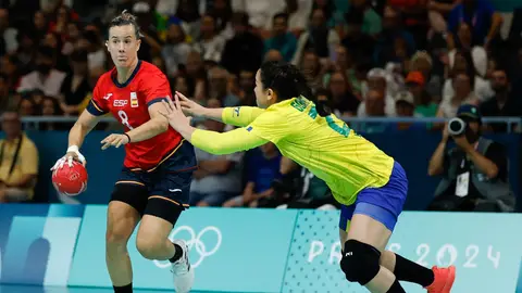 Silvia Arderius intenta zafarse de una defensa en el España-Brasil de los Juegos Olímpicos de París Silvia Arderius intenta zafarse de una defensa en el España-Brasil de los Juegos Olímpicos de París/ MANUEL REINO / AFP7 / EUROPA PRESS