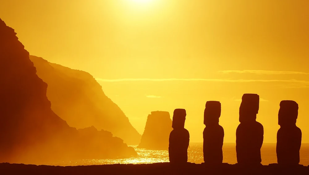 Moáis al atardecer Moáis al atardecer