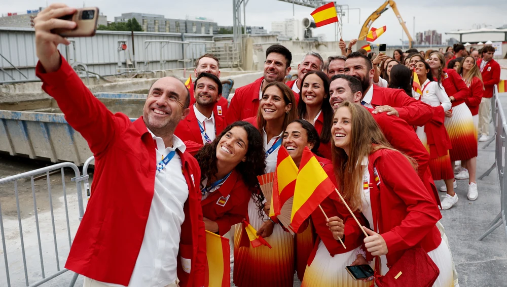 Los atletas de España se toman una selfie antes de abordar el barco de su delegación antes de la Ceremonia de Apertura de los Juegos Olímpicos de París 2024 el 26 de julio de 2024 en París, Francia. (Foto de Violeta Santos Moura - Pool/Getty Images) Los atletas de España se toman una selfie antes de abordar el barco de su delegación antes de la Ceremonia de Apertura de los Juegos Olímpicos de París 2024 el 26 de julio de 2024 en París, Francia. (Foto de Violeta Santos Moura - Pool/Getty Images)