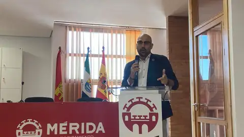 Delegado de Comercio y Emprendimiento, Ángel Calle, en rueda de prensa en Mérida Delegado de Comercio y Emprendimiento, Ángel Calle, en rueda de prensa en Mérida