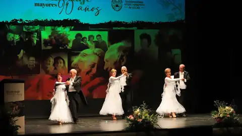 Elche ha rendido homenaje a sus vecinos de más de 90 años. Elche ha rendido homenaje a sus vecinos de más de 90 años.