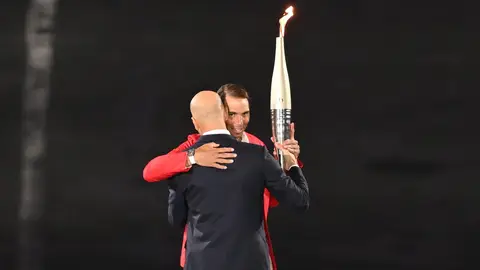 Zinedine Zidane y Rafa Nadal se abrazan e intercambian la antorcha olímpica Zinedine Zidane y Rafa Nadal se abrazan e intercambian la antorcha olímpica