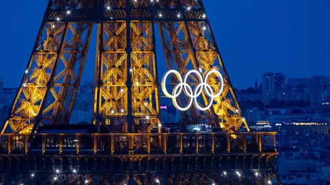 La Torre Eiffel con los aros olímpicos. Dónde ver los Juegos Olímpicos de París 2024