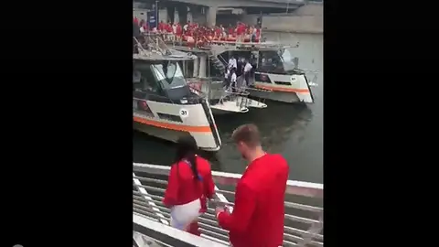 Ya han llegado al barco de la delegación española los abanderados Echegoyen y Marcus Cooper Ya han llegado al barco de la delegación española los abanderados Echegoyen y Marcus Cooper