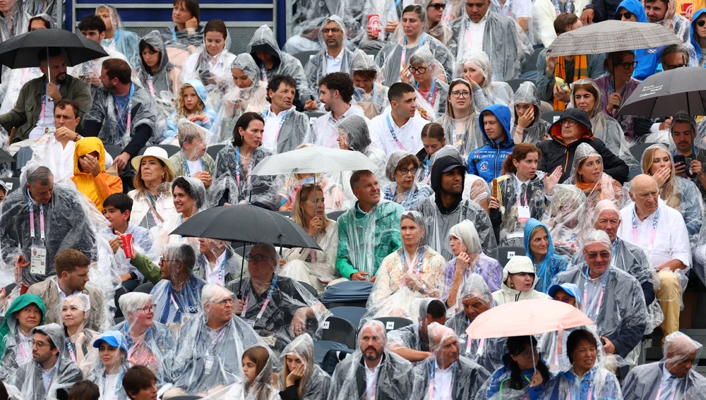 Los espectadores llevan ponchos de lluvia mientras se resguardan de la lluvia antes de la ceremonia de apertura de los Juegos Olímpicos de París 2024 (Foto de Sarah Stier/Getty Images) Los espectadores llevan ponchos de lluvia mientras se resguardan de la lluvia antes de la ceremonia de apertura de los Juegos Olímpicos de París 2024 (Foto de Sarah Stier/Getty Images)