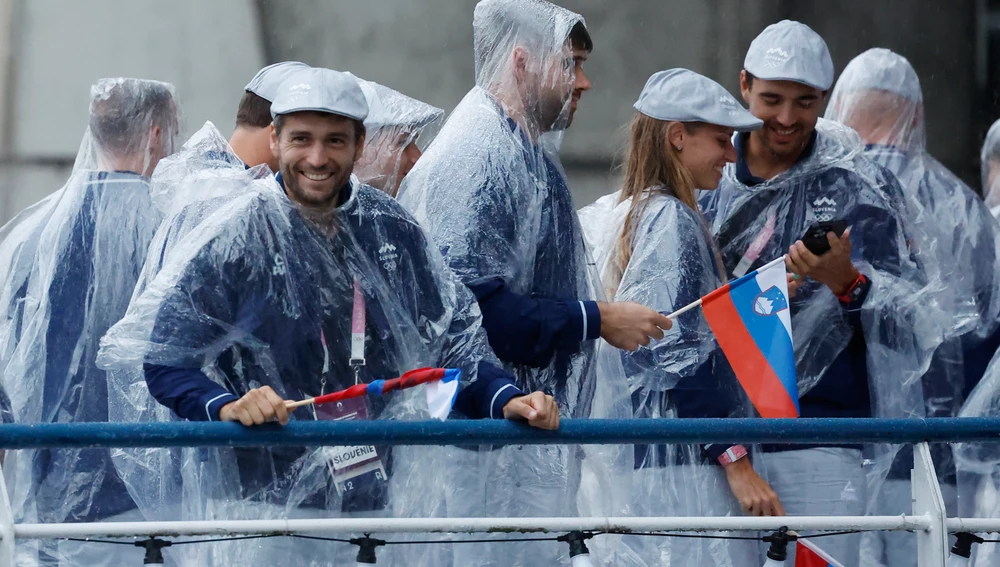 Los atletas de la delegación de Eslovenia, con ponchos de lluvia, a bordo de un bote en el desfile flotante en el río Sena durante la ceremonia de apertura de los Juegos Olímpicos de París 2024 (Foto de Clodagh Kilcoyne - Pool/Getty Images) Los atletas de la delegación de Eslovenia, con ponchos de lluvia, a bordo de un bote en el desfile flotante en el río Sena durante la ceremonia de apertura de los Juegos Olímpicos de París 2024 (Foto de Clodagh Kilcoyne - Pool/Getty Images)