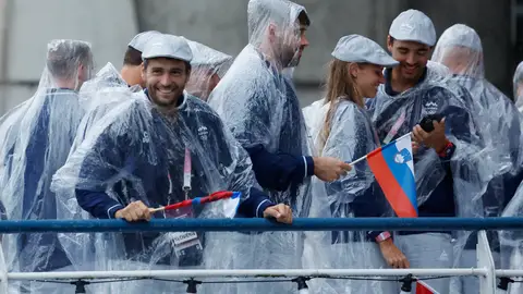 Los atletas de la delegación de Eslovenia, con ponchos de lluvia, a bordo de un bote en el desfile flotante en el río Sena durante la ceremonia de apertura de los Juegos Olímpicos de París 2024 (Foto de Clodagh Kilcoyne - Pool/Getty Images) Los atletas de la delegación de Eslovenia, con ponchos de lluvia, a bordo de un bote en el desfile flotante en el río Sena durante la ceremonia de apertura de los Juegos Olímpicos de París 2024 (Foto de Clodagh Kilcoyne - Pool/Getty Images)