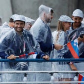 Los atletas de la delegación de Eslovenia, con ponchos de lluvia, a bordo de un bote en el desfile flotante en el río Sena durante la ceremonia de apertura de los Juegos Olímpicos de París 2024 (Foto de Clodagh Kilcoyne - Pool/Getty Images)