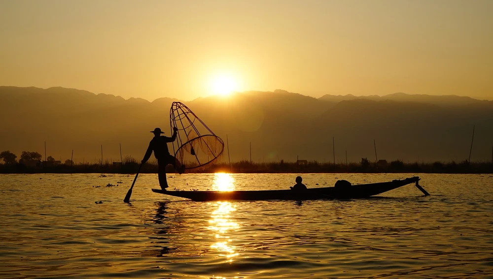 Pescador acróbata en el Lago Inle Pescador acróbata en el Lago Inle