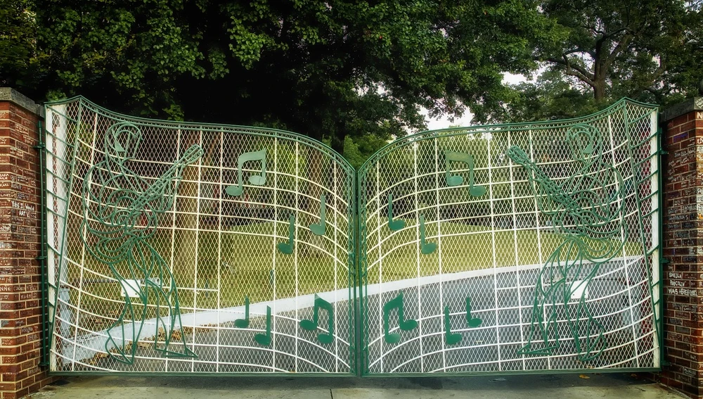 Verja de entrada a Graceland con notas musicales Verja de entrada a Graceland con notas musicales