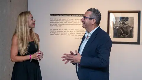 Inauguración de la nueva exposición en Boca del Calvari de Benidorm La edil de Patrimonio y el alcalde en la Inauguración de la nueva exposición en Boca del Calvari de Benidorm