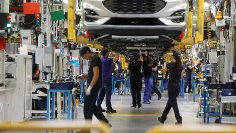 Trabajadores en la planta de Ford en Almussafes, en Valencia, en una imagen de archivo. Trabajadores en la planta de Ford en Almussafes, en Valencia, en una imagen de archivo.
