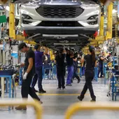 Trabajadores en la planta de Ford en Almussafes, en Valencia, en una imagen de archivo. Trabajadores en la planta de Ford en Almussafes, en Valencia, en una imagen de archivo.
