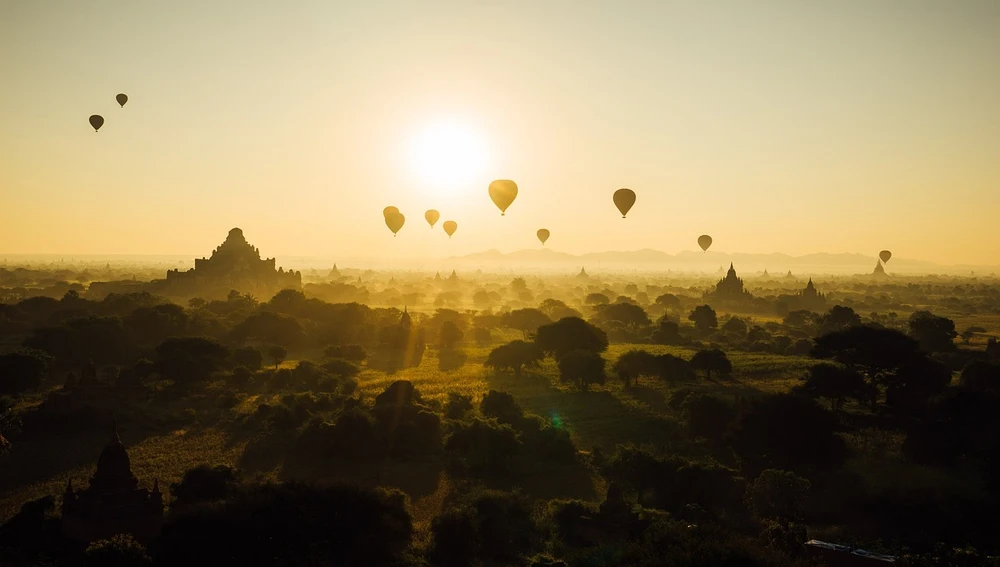Globos sobrevolando los templos de Bagan al amanecer Globos sobrevolando los templos de Bagan al amanecer