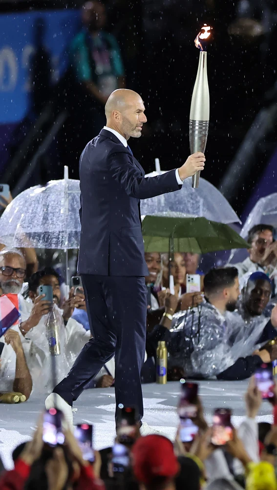 Zidane con la antorcha olímpica en la inaguración de los JJOO de París. Zidane con la antorcha olímpica en la inaguración de los JJOO de París.