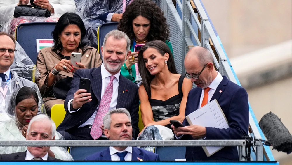 El Rey Felipe VI y la Reina Letizia apoyan a la delegación española durante la gala de inauguración de los Juegos Olímpicos / Getty El Rey Felipe VI y la Reina Letizia apoyan a la delegación española durante la gala de inauguración de los Juegos Olímpicos / Getty