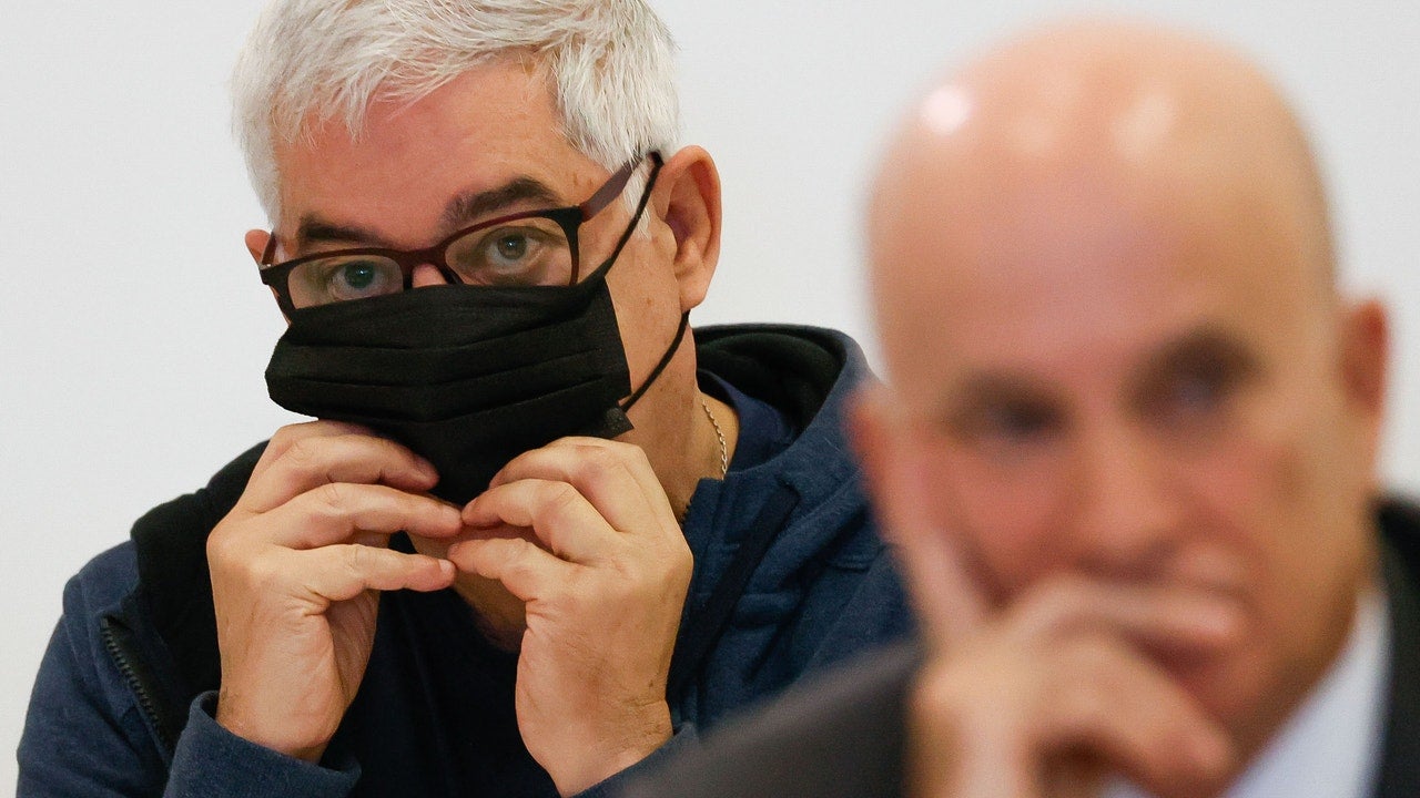 Condenados a dos años y medio de cárcel el maquinista del Alvia que descarriló en Angrois y el exdirector de seguridad de ADIF Condenados a dos años y medio de cárcel el maquinista del Alvia que descarriló en Angrois y el exdirector de seguridad de ADIF