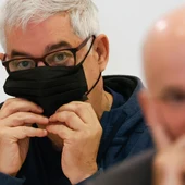 Condenados a dos años y medio de cárcel el maquinista del Alvia que descarriló en Angrois y el exdirector de seguridad de ADIF Condenados a dos años y medio de cárcel el maquinista del Alvia que descarriló en Angrois y el exdirector de seguridad de ADIF