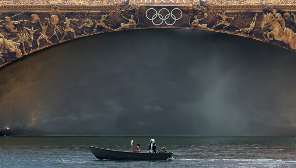 La antorcha olímpica en el Sena La antorcha olímpica en el Sena