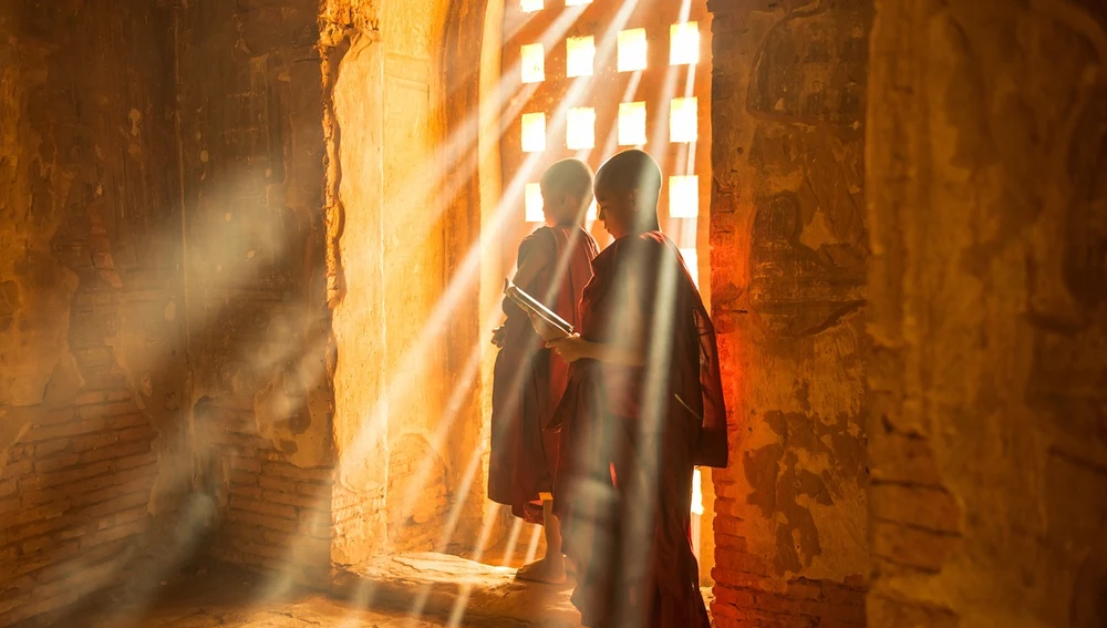 Orando en el templo budista en Birmania Orando en el templo budista en Birmania