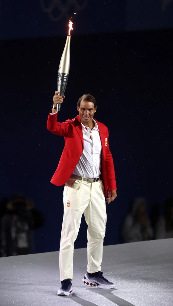 Rafa Nadal con la antorcha olímpica en los JJOO de París. Rafa Nadal con la antorcha olímpica en los JJOO de París.