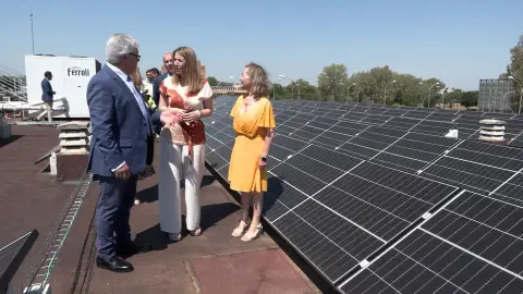 La UEx pone en marcha una instalación solar fotovoltaica que permitirá generar un ahorro de hasta 800.000 euros anuales La UEx pone en marcha una instalación solar fotovoltaica que permitirá generar un ahorro de hasta 800.000 euros anuales