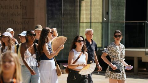 Imágenes de personas por las calles de la capital de la Costa del Sol soportando elevadas temperaturas.