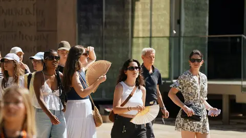 Imágenes de personas por las calles de la capital de la Costa del Sol soportando elevadas temperaturas. Imágenes de personas por las calles de la capital de la Costa del Sol soportando elevadas temperaturas.