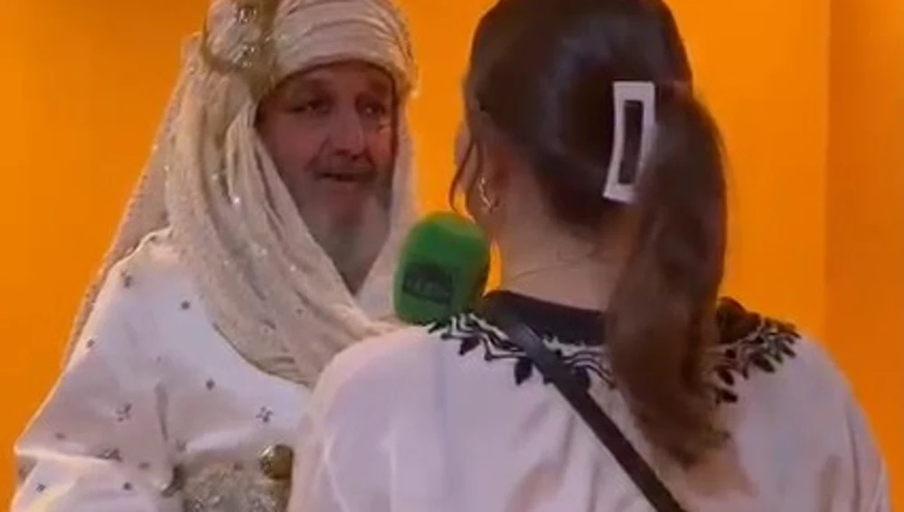 entrevistando al rey tras ser vestido entrevistando al rey tras ser vestido