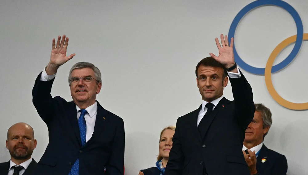 El presidente de Francia, Emmanuel Macron (derecha), y el presidente del Comité Olímpico Internacional (COI), Thomas Bach (izquierda), saludan mientras llegan para asistir a la ceremonia de apertura de los Juegos Olímpicos de París 2024 (Foto de Loic Venance - Pool/Getty Images) El presidente de Francia, Emmanuel Macron (derecha), y el presidente del Comité Olímpico Internacional (COI), Thomas Bach (izquierda), saludan mientras llegan para asistir a la ceremonia de apertura de los Juegos Olímpicos de París 2024 (Foto de Loic Venance - Pool/Getty Images)