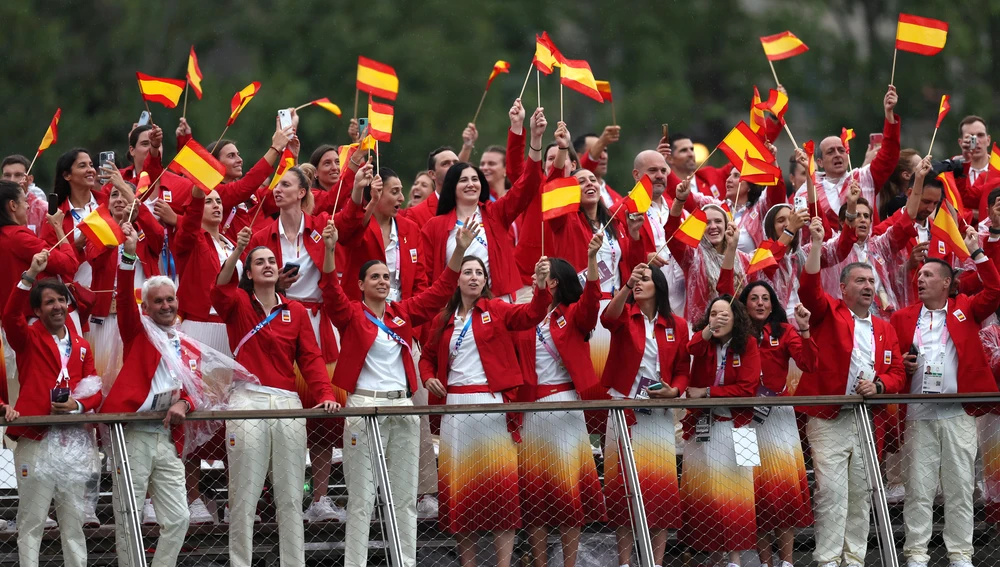 El equipo de España desfila por el río Sena durante la ceremonia de apertura de los Juegos Olímpicos de París 2024 (Foto de Maja Hitij/Getty Images) El equipo de España desfila por el río Sena durante la ceremonia de apertura de los Juegos Olímpicos de París 2024 (Foto de Maja Hitij/Getty Images)
