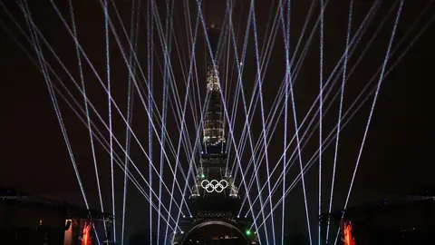 Juego de luces en la Torre Eiffel para inaugurar los JJOO. Juego de luces en la Torre Eiffel para inaugurar los JJOO.