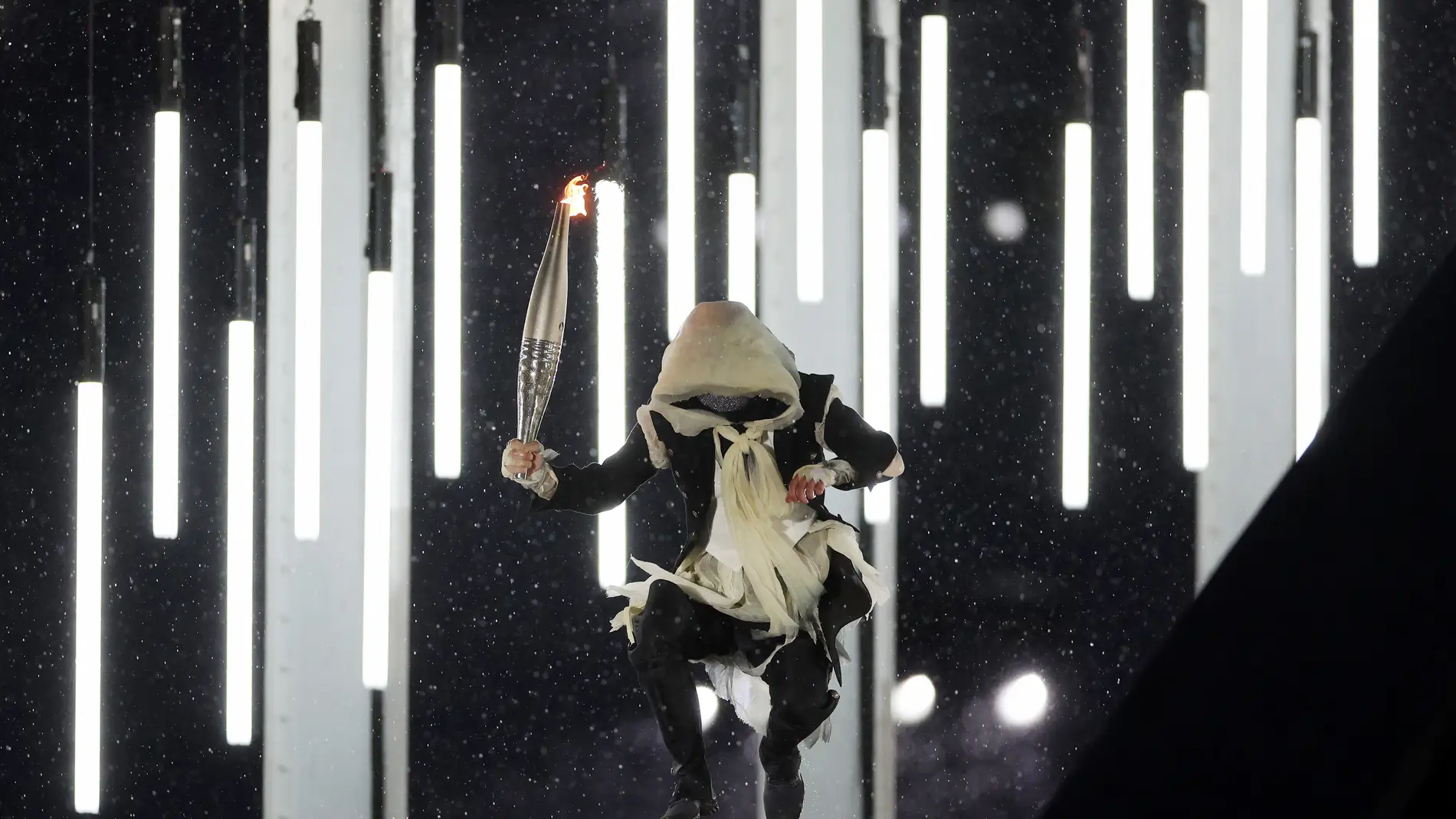 La antorcha humana que ha recorrido París sin desvelar su identidad. La antorcha humana que ha recorrido París sin desvelar su identidad.