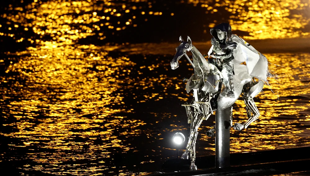 Una jinete cabalga sobre el Sena. Una jinete cabalga sobre el Sena.