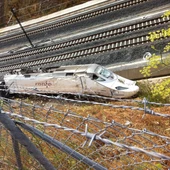 Condenados a dos años y medio de cárcel el maquinista del Alvia que descarriló en Angrois y el exdirector de seguridad de ADIF Condenados a dos años y medio de cárcel el maquinista del Alvia que descarriló en Angrois y el exdirector de seguridad de ADIF