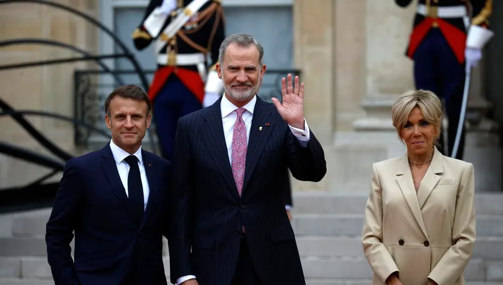 El presidente francés Emmanuel Macron (izquierda) y su esposa Brigitte (derecha) posan para una foto con el rey Felipe VI de España a su llegada al Elíseo El presidente francés Emmanuel Macron (izquierda) y su esposa Brigitte (derecha) posan para una foto con el rey Felipe VI de España a su llegada al Elíseo