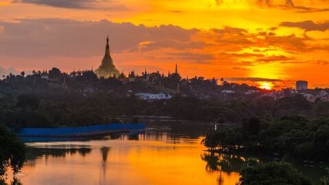 Panor&aacute;mica de atardecer en Birmania con pagoda